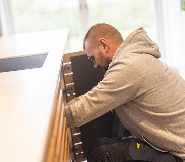 VVS-installatør ordner vask