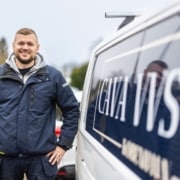VVS'er ved siden af bil med logo